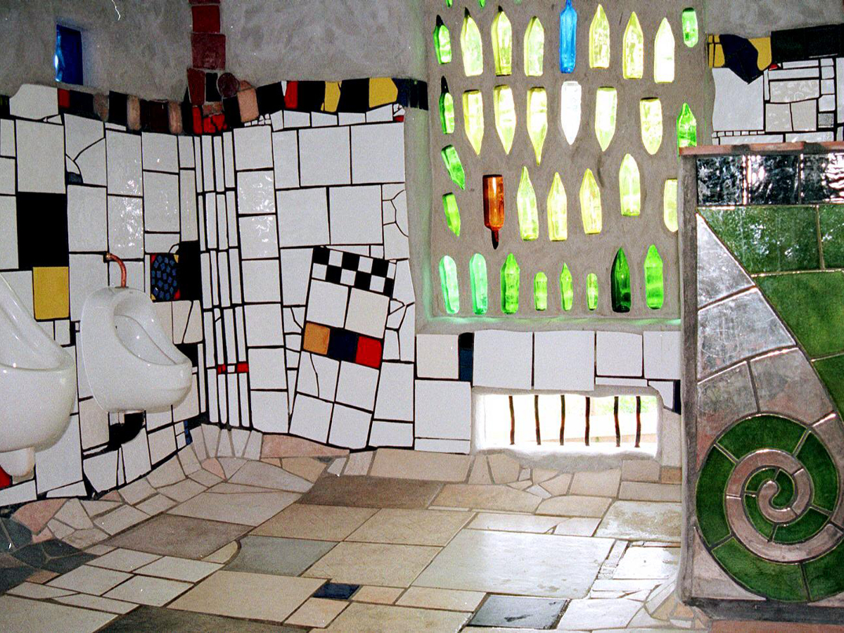 Hundertwasser-Toilette in Neuseeland - Ein buntes und gar nicht so stilles  Örtchen