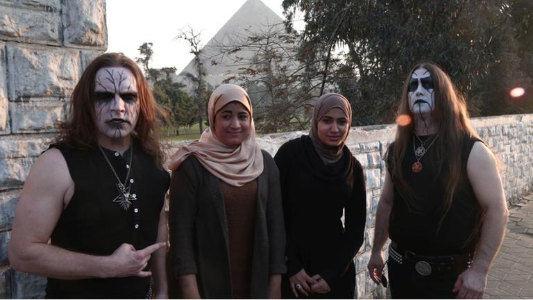 Die amerikanische Heavy-Metal-Band "Inquisition" mit ägyptischen Fans vor den Pyramiden.