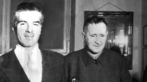 Schwarzweiß Foto zeigt Bertolt Brecht 1956 mit den Gründern des Mailänder Piccolo Theaters Giorgio Strehler und Paolo Grassi