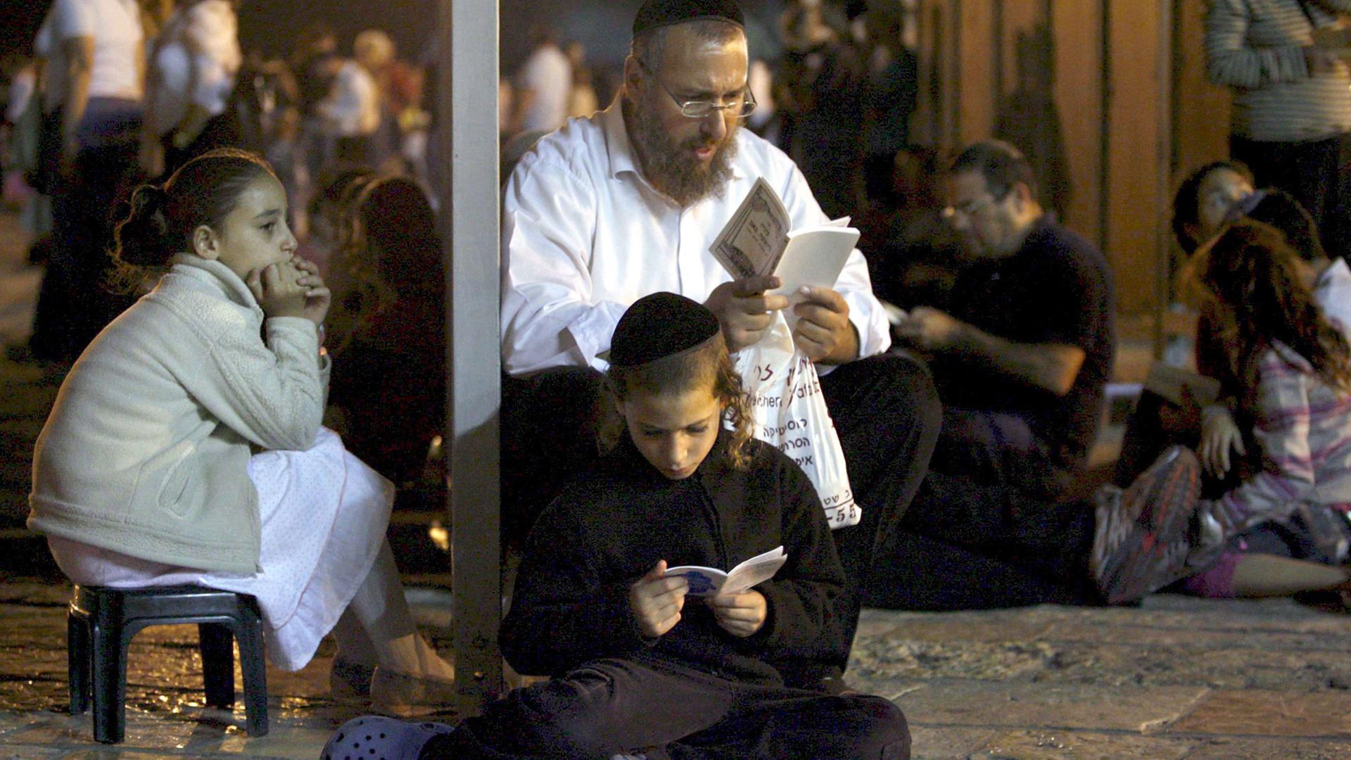 Ein orthodoxer jüdischer Vater betet an Tischa be-Aw, dem 9.8.2008, mit seinen Töchtern in der Altstadt von Jerusalem.