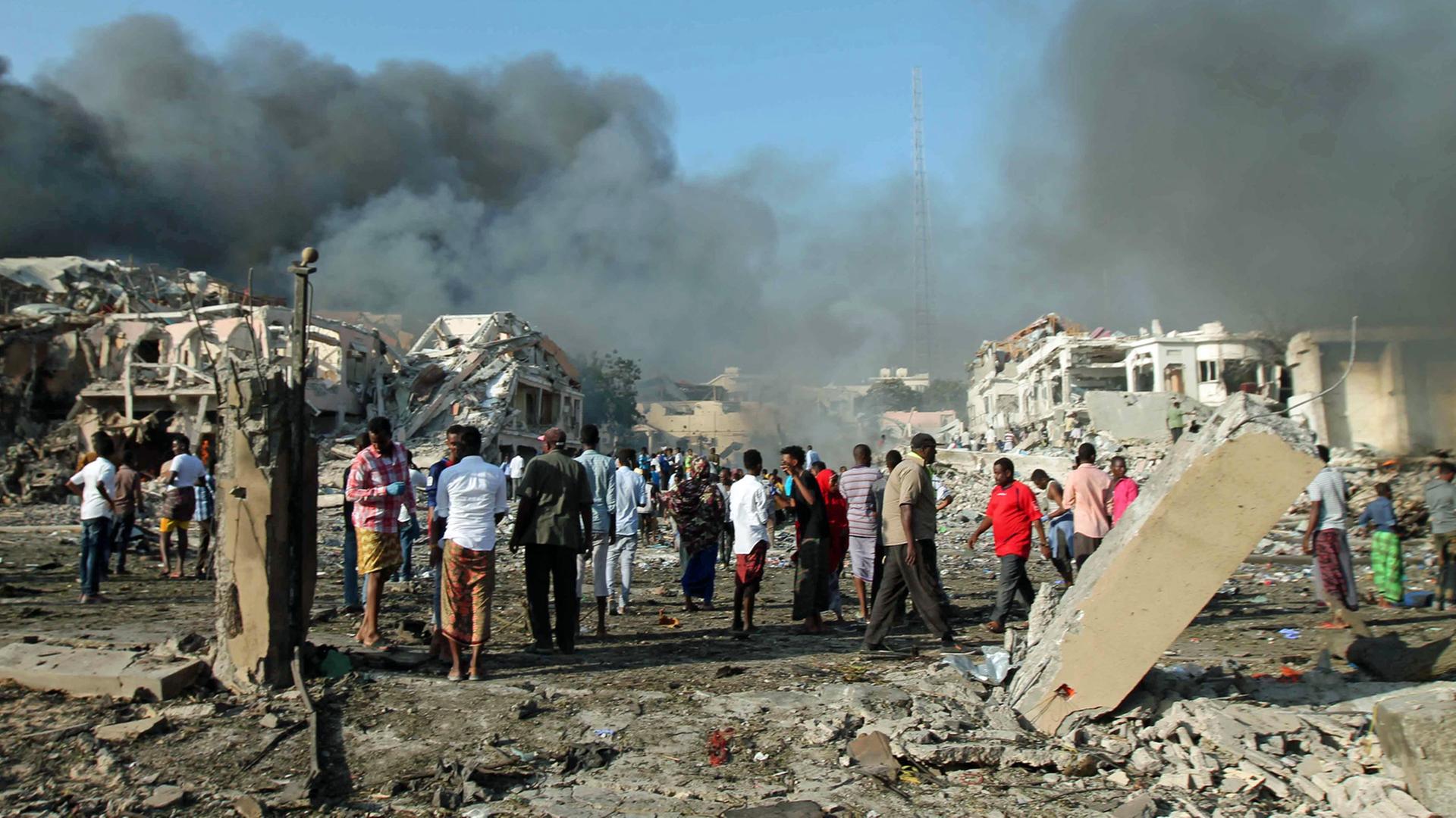 Bislang schwerster Bomebenanschlag in Somalias Hauptstadt Mogadischu: Das Bild zeigt die Verwüstungen nach der Bombenexplosion vor dem Safari Hotel.