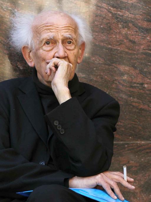 Zygmunt Bauman (1925−2017) im März 2013 bei einer Buchvorstellung in Barcelona