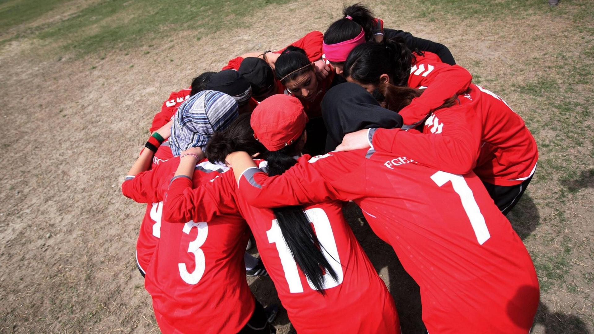 Bildnummer: 07619768 Datum: 01.04.2011 Copyright: imago/Xinhua Afghan women s national soccer team cheer up before a friendly match against NATO-led International Security Aid Force women s soccer team in Kabul, capital of Afghanistan, on April 1, 2011. The match ended with a 0-0 tie. PUBLICATIONxNOTxINxCHN; Fussball Damen Frauenfussball Nationalteam Afghanistan NATO Sozialengagement Fotostory vdig xcb 2011 quer Aufmacher premiumd o0 Symbol Kameradschaft Spielerkreis, Motivation, motivieren, einschwören, team spirit, Teamgeist Image number 07619768 date 01 04 2011 Copyright imago Xinhua Afghan Women s National Soccer team Cheer Up Before A Friendly Match Against NATO LED International Security AID Force Women s Soccer team in Kabul Capital of Afghanistan ON April 1 2011 The Match Ended with A 0 0 Tie PUBLICATIONxNOTxINxCHN Football women Women\u0026#39;s football National team Afghanistan NATO Social commitment Photo Story Vdig 2011 horizontal Highlight premiumd o0 symbol camaraderie Players circle Motivation Motivate Einschwören team Spirit Team spirit