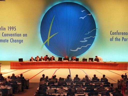 Die Delegierten der UN-Klimakonferenz während der Eröffnungsveranstaltung im Internationalen Kongreßzentrum (ICC)