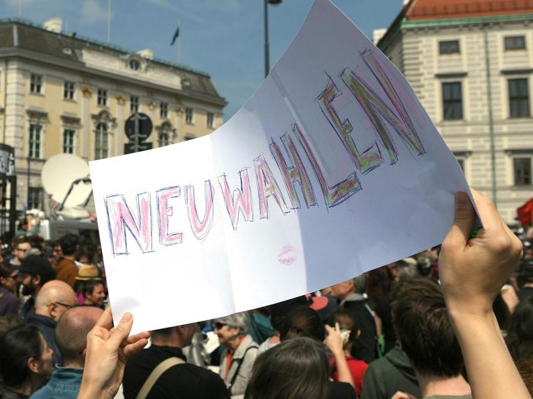 Eine Demonstration am Samstag, 18. Mai 2019, nach dem Veröffentlichen des "Ibiza - Videos" in der Causa Strache am Ballhausplatz vor dem Bundeskanzleramt in Wien.