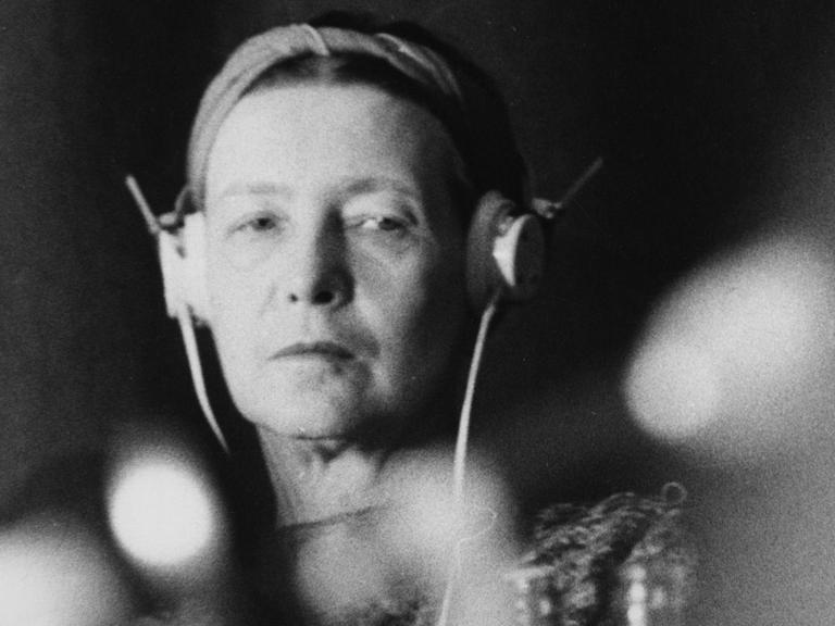 Porträt von Simone de Beauvoir im Jahr 1967 mit Kopfhörern in Stockholm.