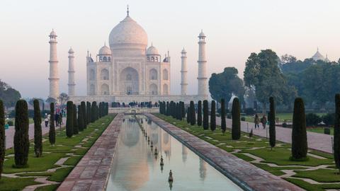 Blick auf den Taj Mahal am Stadtrand von Agra