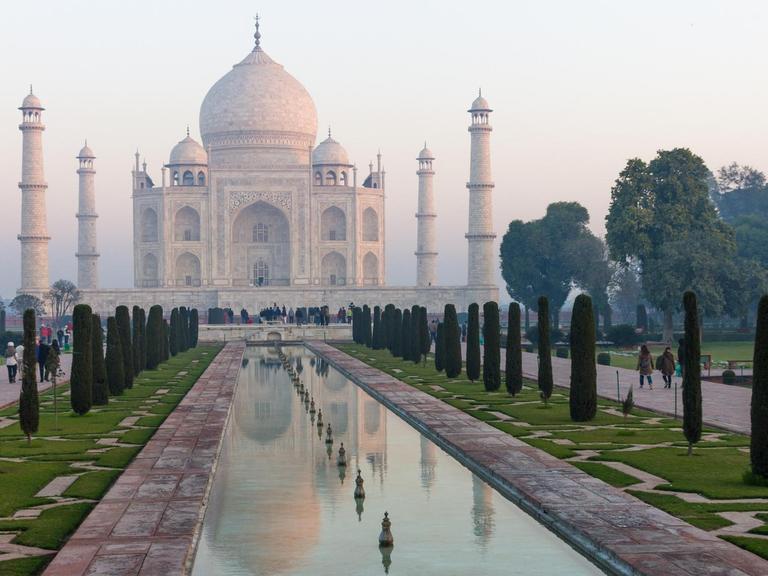 Blick auf den Taj Mahal am Stadtrand von Agra