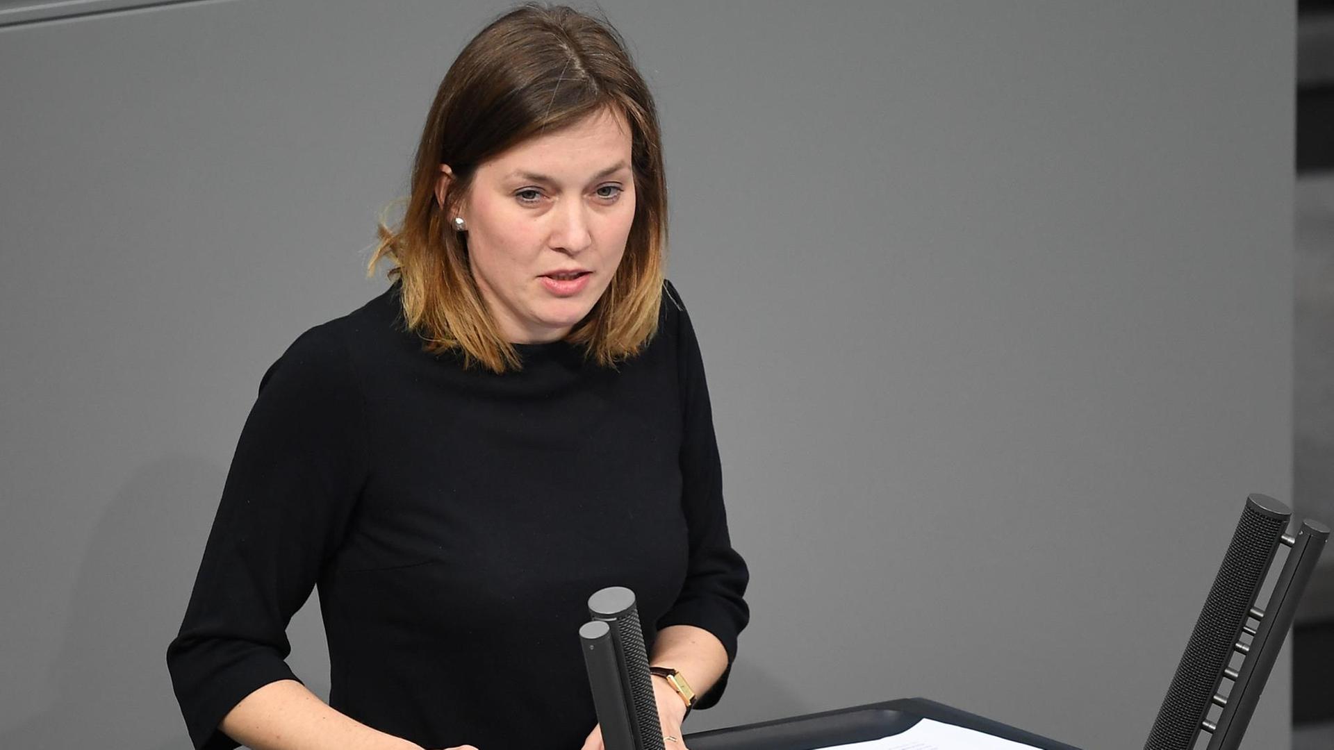 Die SPD-Verteidigungspolitikerin Siemtje Möller im Bundestag. Die SPD-Verteidigungspolitikerin Siemtje Möller im Bundestag.
