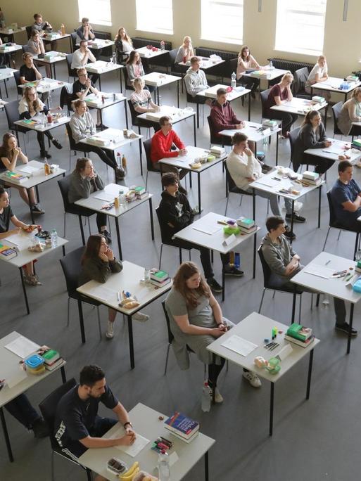 Totale von oben auf Abiturienten in der Aula vor dem Beginn der schriftlichen Englisch-Prüfung