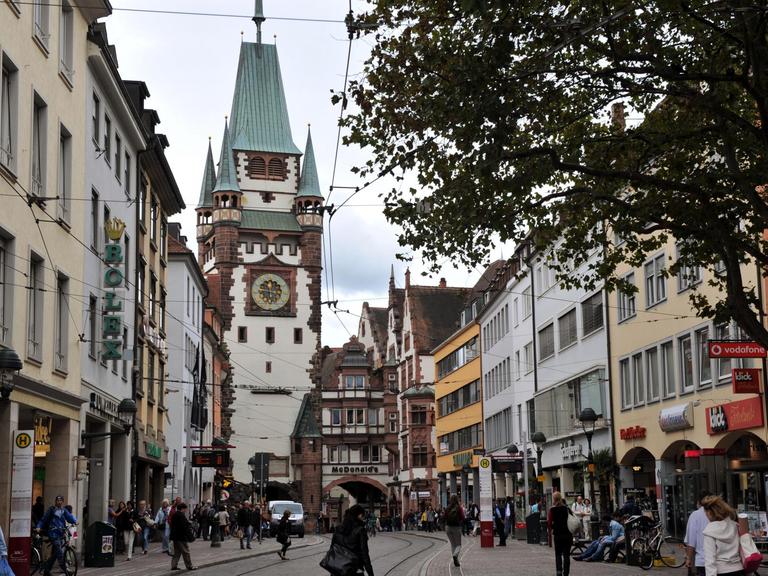 Ein Blick in die Freiburger Fußgängerzone mit dem Martinstor und der Kaiser-Josef-Straße.