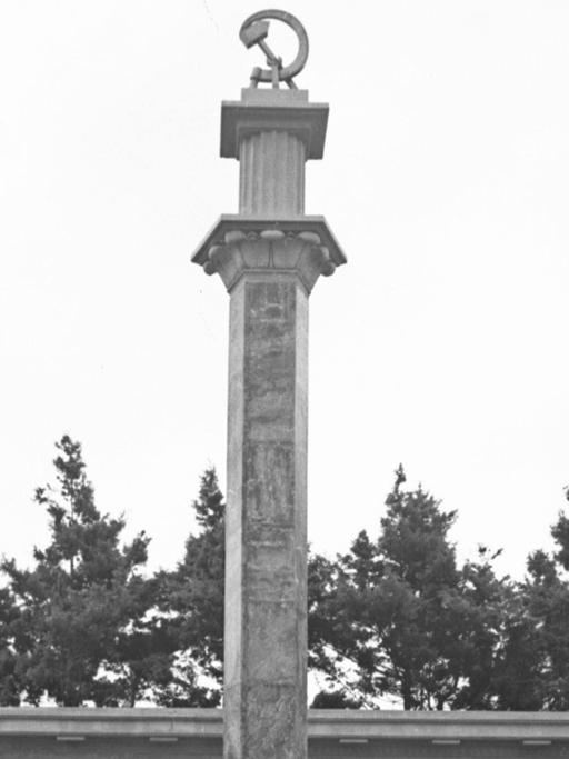 Obelisk mit Hammer und Sichel in Batumi, Georgische Sozialistische Sowjetrepublik 1952