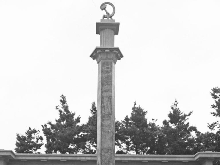 Obelisk mit Hammer und Sichel in Batumi, Georgische Sozialistische Sowjetrepublik 1952