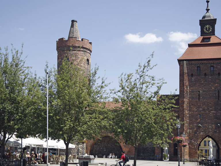 Blick auf die mittelalterliche Stadtbefestigung von Bernau
