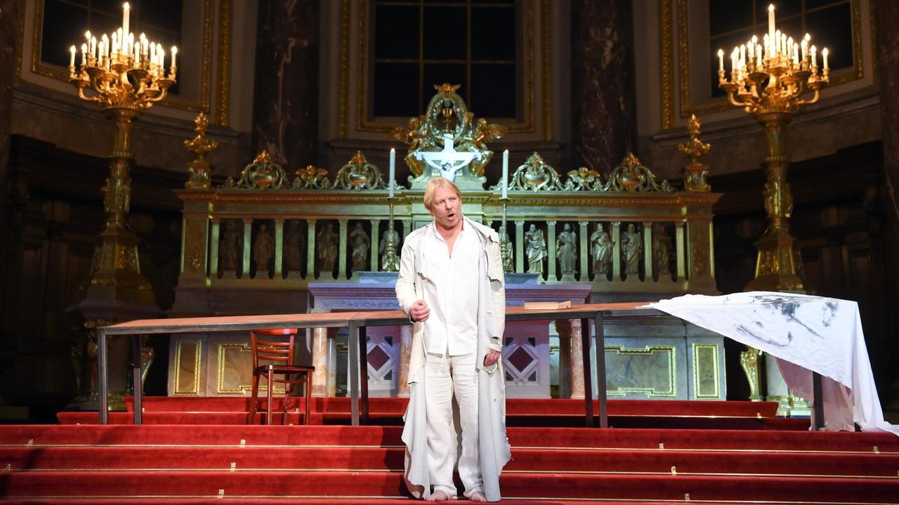 Der Schauspieler Ben Becker steht am 18.11.2015 in Berlin im Berliner Dom bei den Proben zu dem Stück "Ich, Judas - Einer unter euch wird mich verraten!" vor dem Altar.