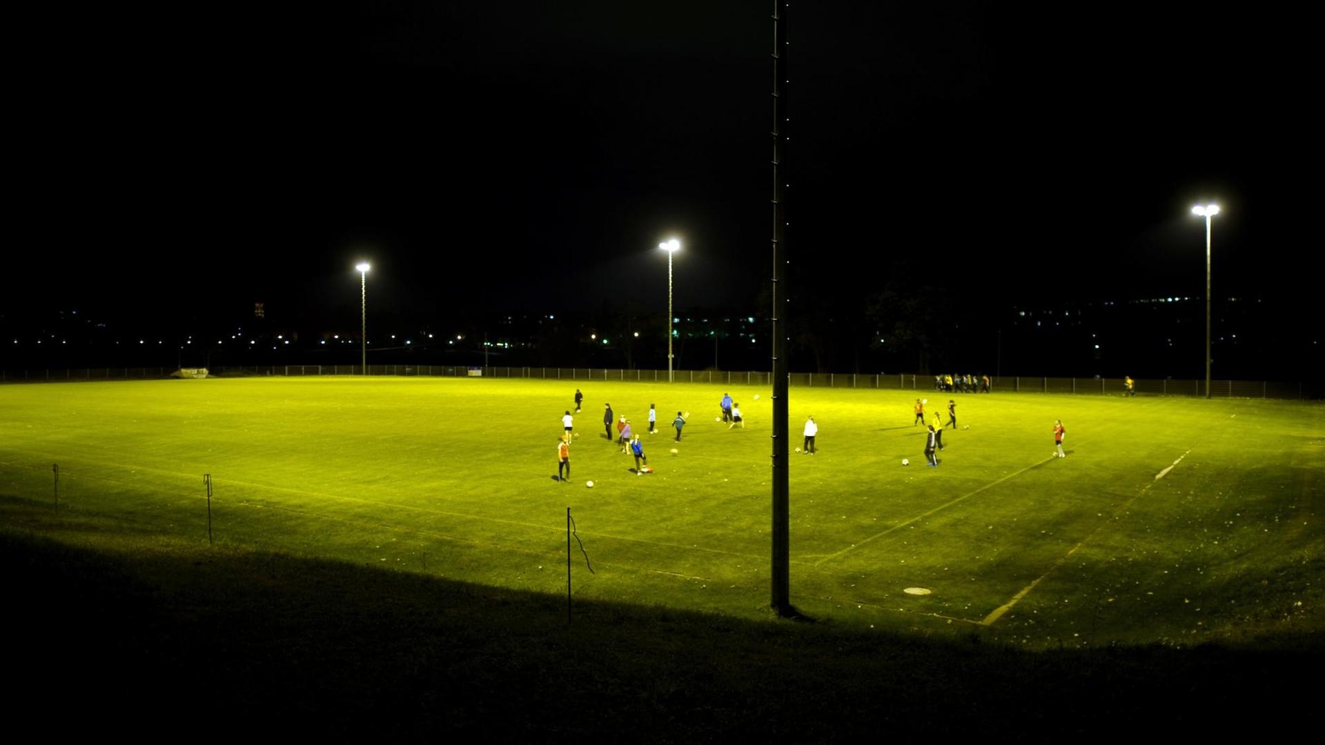 Fußballplatz im Flutlicht