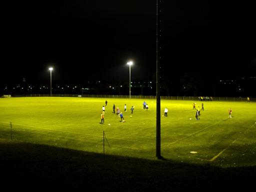 Fußballplatz im Flutlicht