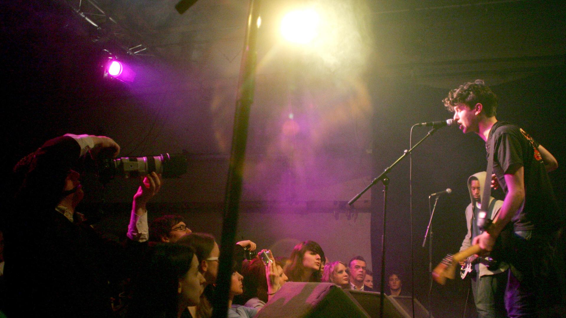 Der Sänger Jamie T. steht auf der Bühne im Gebäude 9 und singt ins Mikrofon, vor ihm das Publikum.