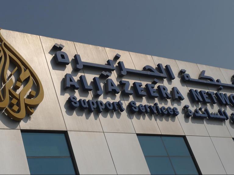 Das Logo des arabischen Fernsehsenders Al-Dschasira an der Unternehmenszentrale in Doha, der Hauptstadt von Katar.