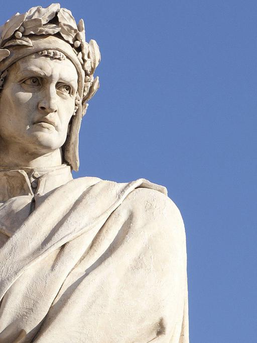 Eine Statue von Dante Alighieri in Florenz.