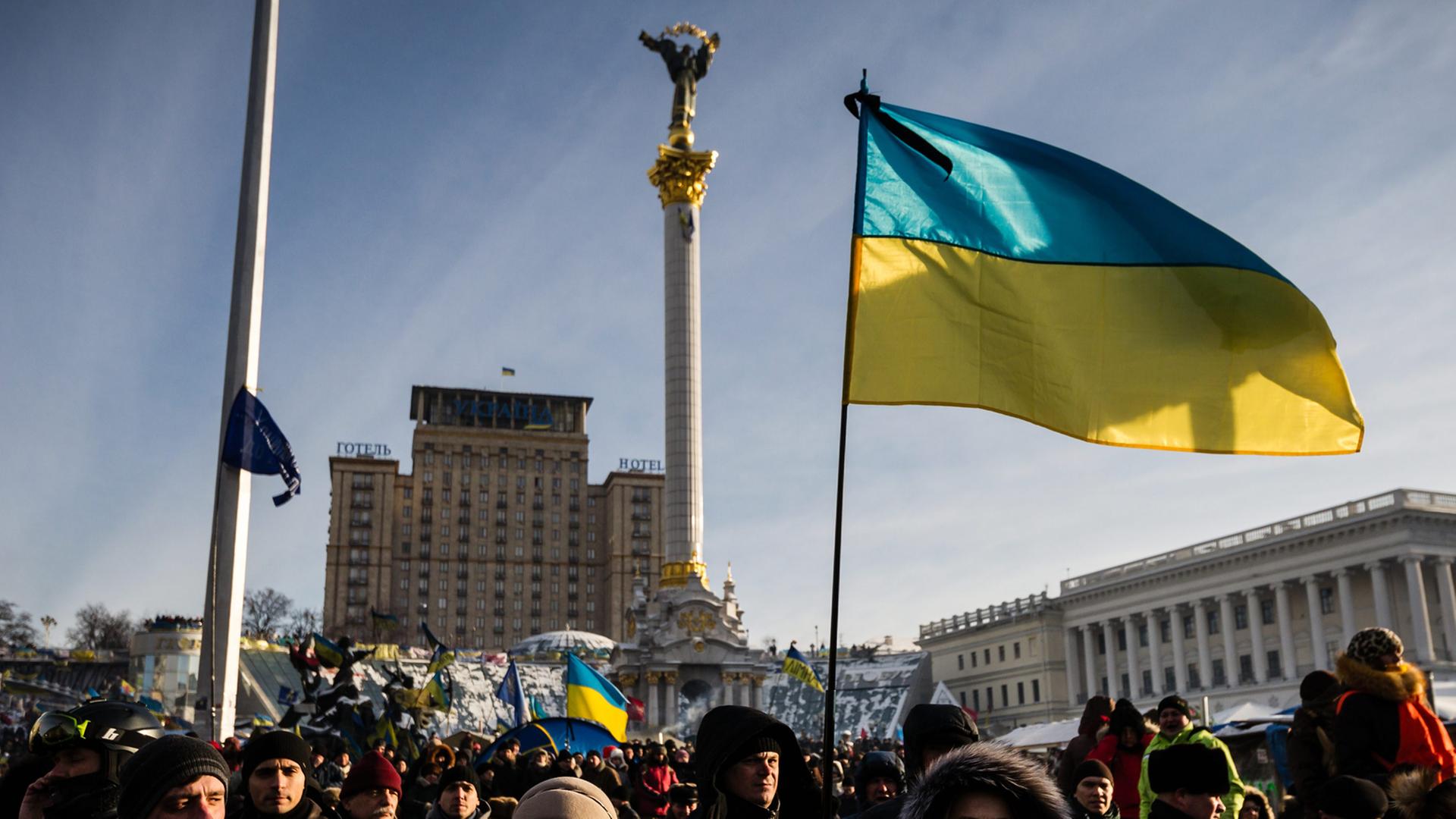 Regierungsgegner demonstrieren auf einem zentralen Platz in Kiew.