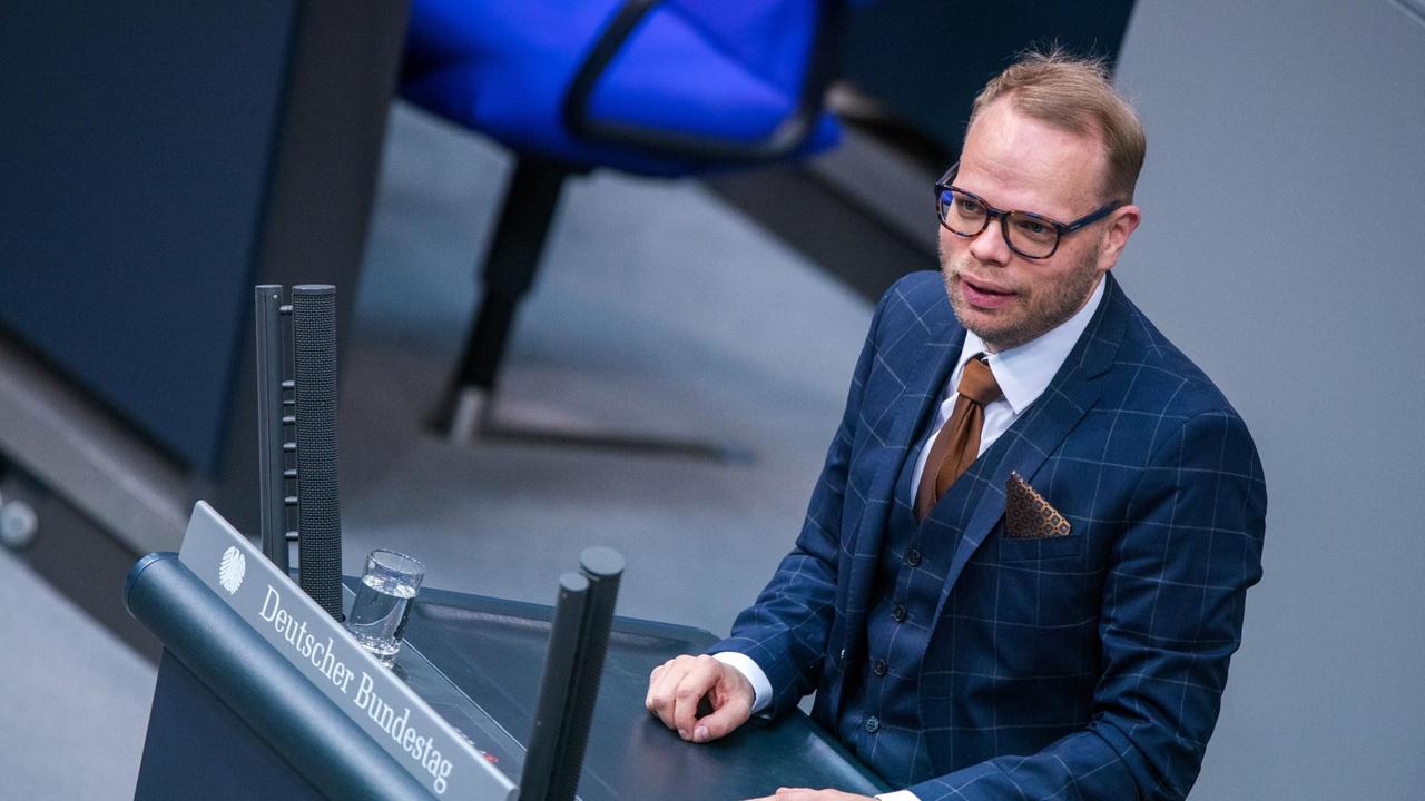 Helge Lindh, Bundestagsabgeordneter der SPD-Fraktion, spricht im Bundestag. 