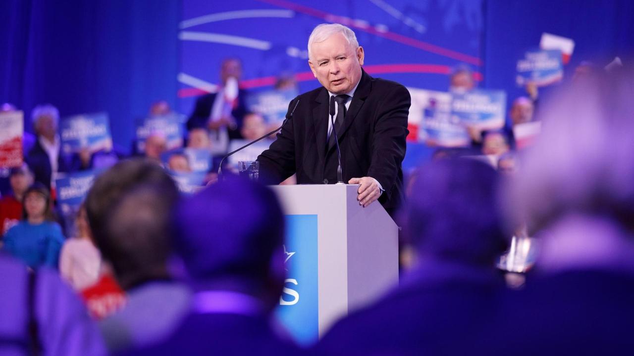Jaroslaw Kaczynski, Vorsitzende der PiS-Partei, vor der Parlamentswahl in Polen bei einer Wahlkampfveranstaltung