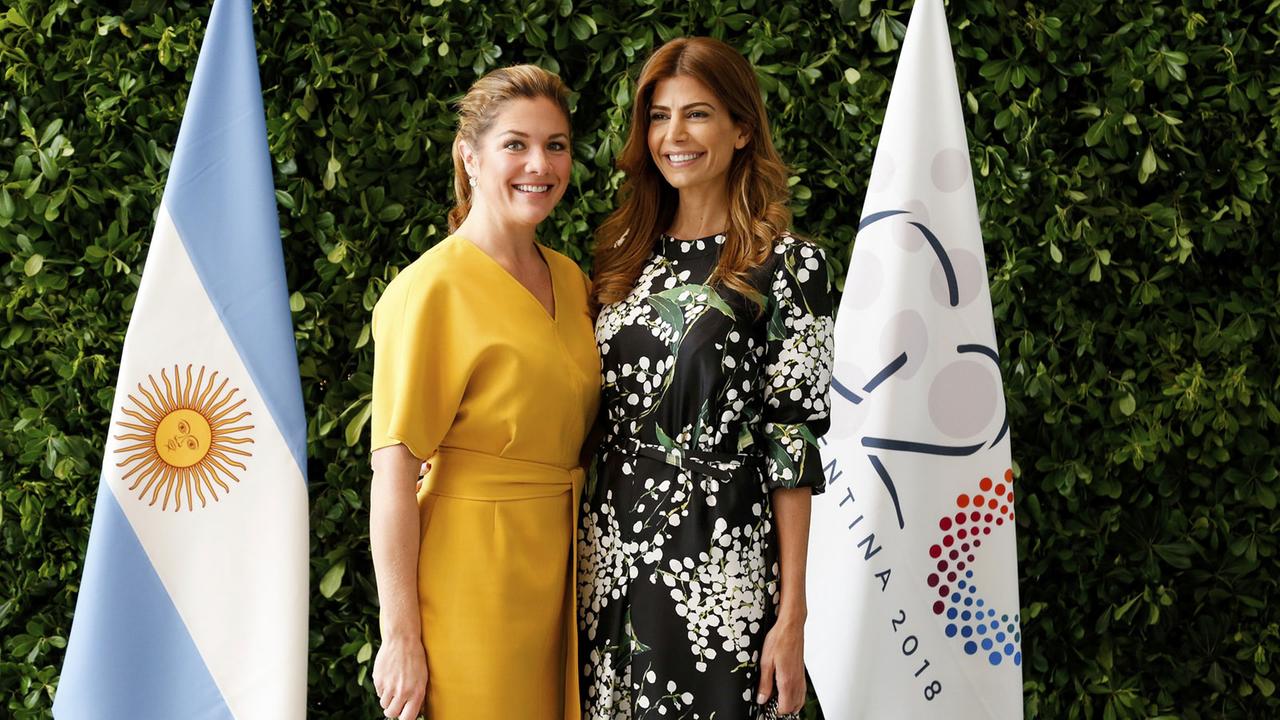 Argentiniens First Lady Juliana Awada (rechts) posiert beim G20-Gipfel in Buenos Aires mit ihrer kanadischen Amtskollegin Sophie Gregorie Trudeau