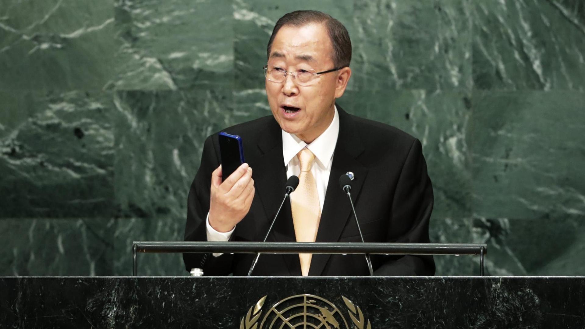Ban Ki-moon redet am Pult im Weltsaal des UNO-Hauptquartiers in New York.