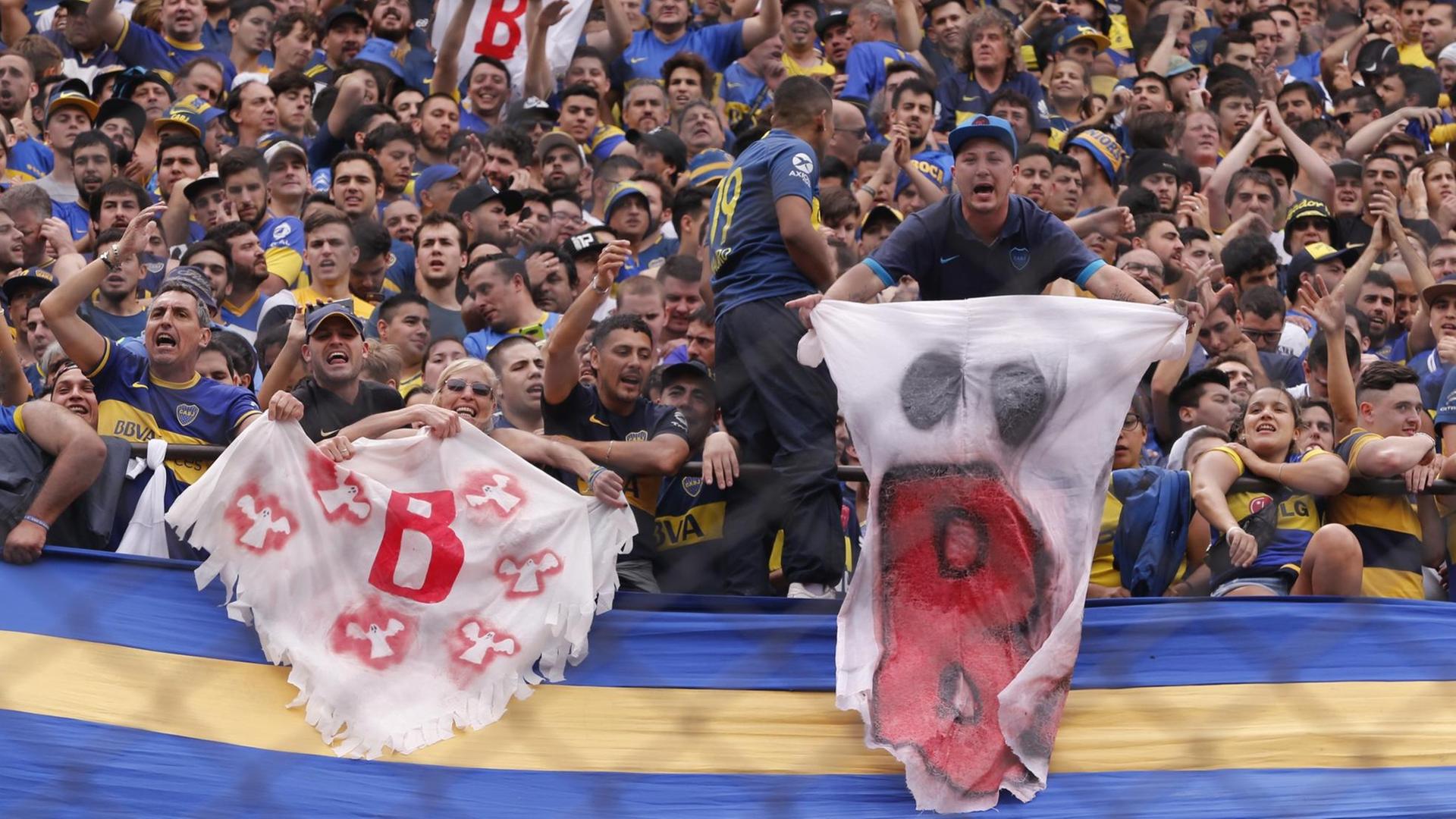 Fans von Boca Juniors halten vor dem Spiel Transparente mit Geistern. Der «Geist der zweiten Liga (B)» ist eine Erinnerung an den Abstieg von River Plate 2011.
