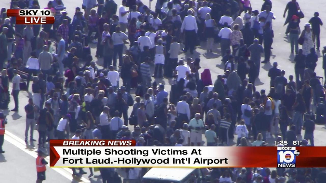 Ein TV Standbild vom Fernsehsender NBC zeigt am 06.01.2017 Besucher des internationalen Flughafen in Fort Lauderdale, Florida (USA) nachdem es dort zu Schüssen kam. Ein TV Standbild vom Fernsehsender NBC zeigt am 06.01.2017 Besucher des internationalen Flughafen in Fort Lauderdale, Florida (USA) nachdem es dort zu Schüssen kam.