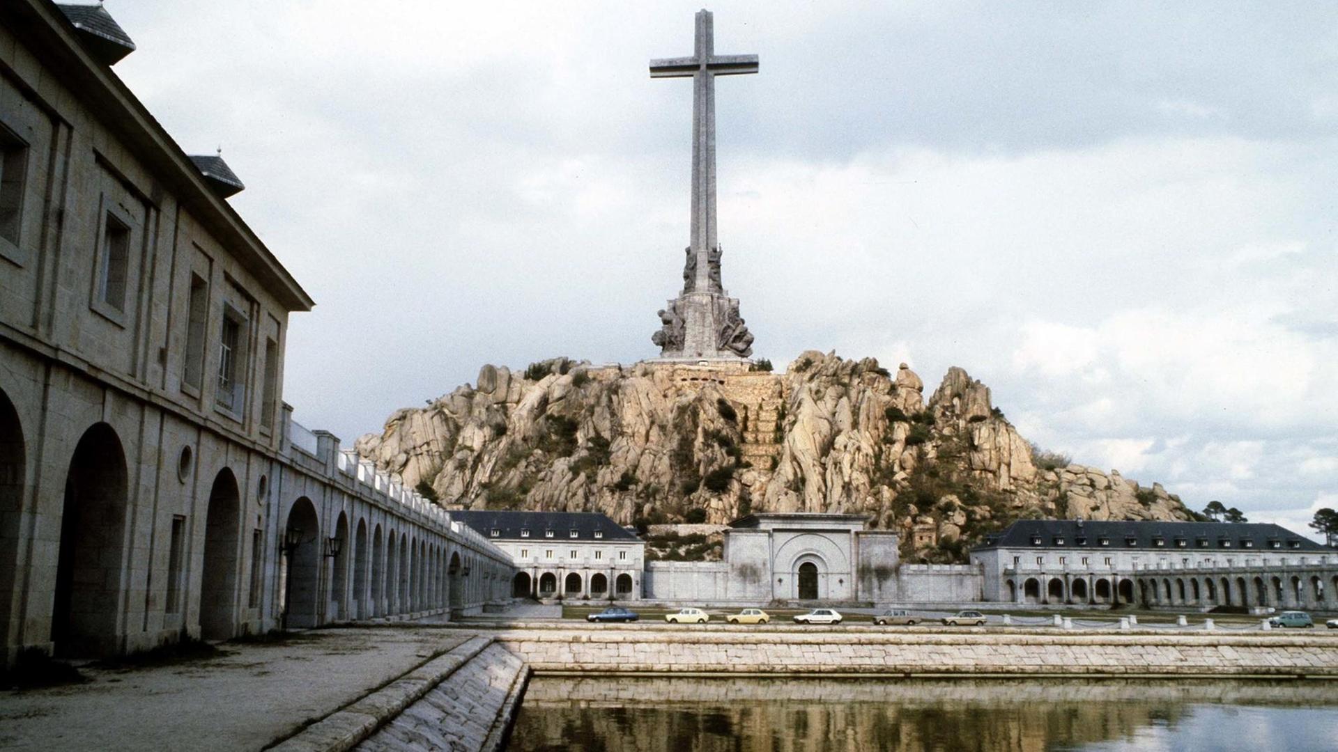 Blick auf das Tal der Gefallenen (Valle de los Caidos) nahe Madrid, der Gedenkstätte zu Ehren der Gefallenen der faschistischen Truppen Francos im Spanischen Bürgerkrieg (undatiertes Archivfoto). Diktator Franco hatte die Anlage als Monument seines Sieges über die spanische Republik von politischen Gefangenen in Zwangsarbeit errichten lassen. Er selbst wurde nach seinem Tod am 20.11.1975 in den größtenteils unterirdisch in den Fels gehauenen Räumlichkeiten beigesetzt.