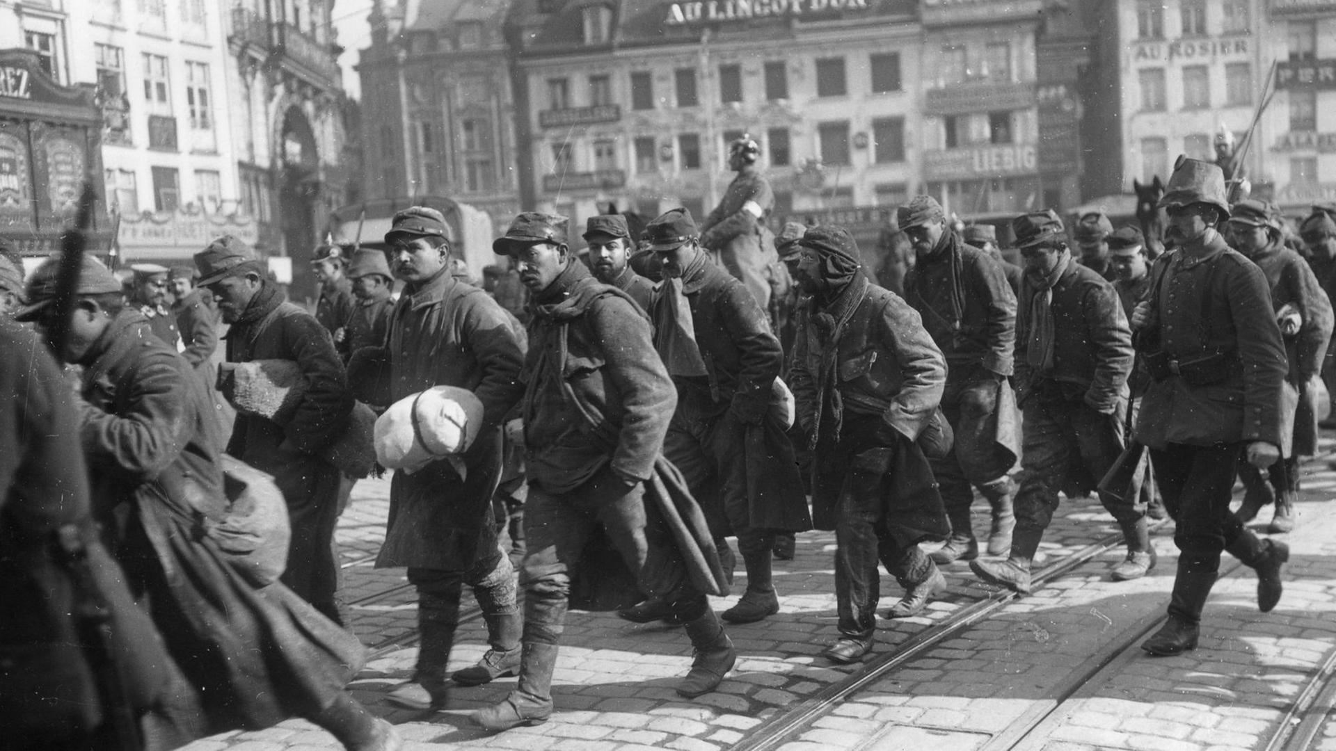Französische Kriegsgefangen werden von deutschen Soldaten abgeführt, 1. Weltkrieg