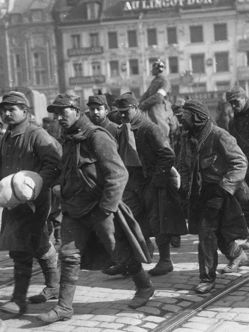 Französische Kriegsgefangen werden von deutschen Soldaten abgeführt, 1. Weltkrieg