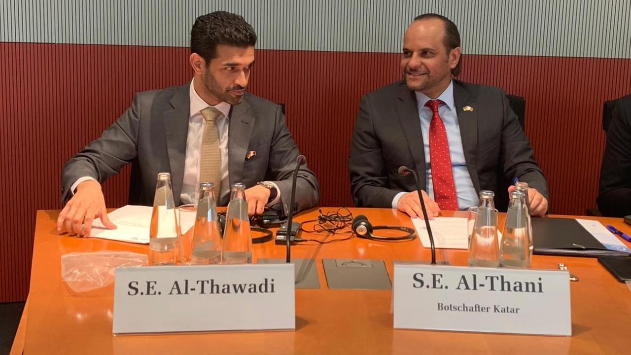 Hassan Al-Thawadi und daneben der katarische Botschafter Scheich Saoud bin Abdulrahman Al Thani