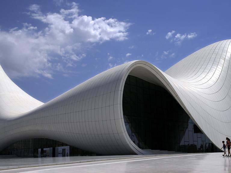 Die irakisch-britische Architektin Zaha Hadid entwarf das Heydar Aliyev Center in Baku. Das 2014 fertiggestellte Gebäude gilt als eins der modernen Symbole der aserbaidschanischen Hauptstadt.