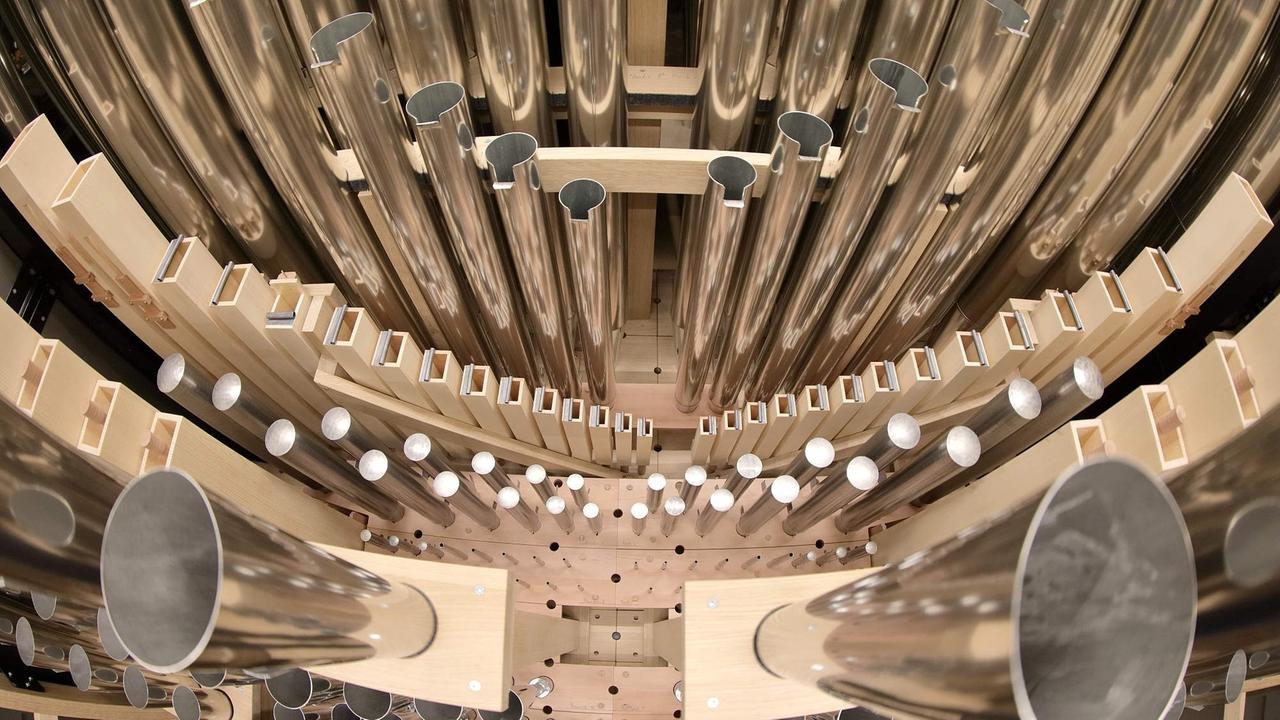 Die neue Chor-Orgel der St.Petri-Kirche in Malmö von innen betrachtet, untere Ebene, Vorderlade