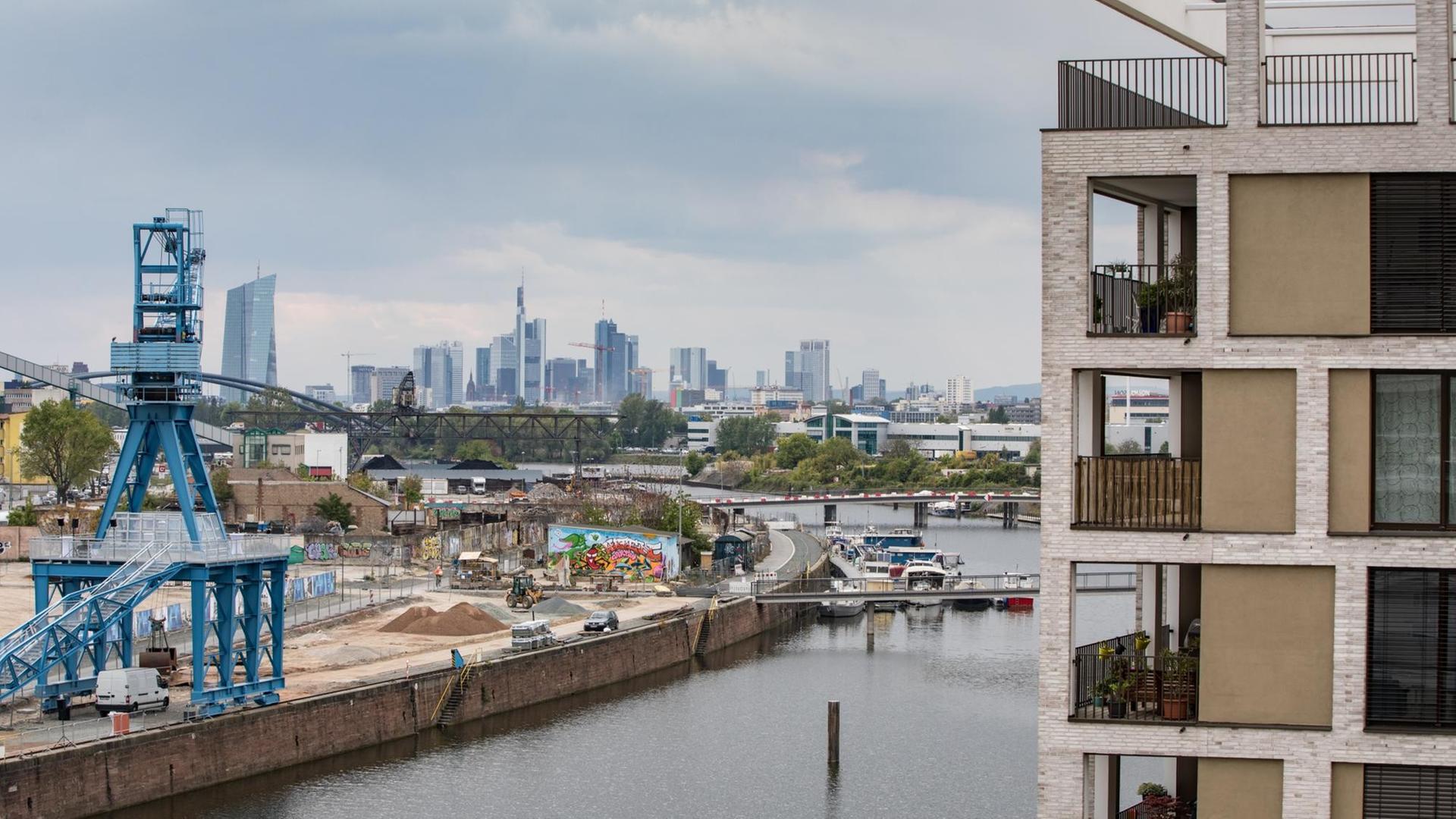 Den Blick auf die Frankfurter Skyline (im Hintergrund) gibt es am 28.04.2017 in Offenbach (Hessen) von vielen Wohnungen im neuen Quartier am Hafen.