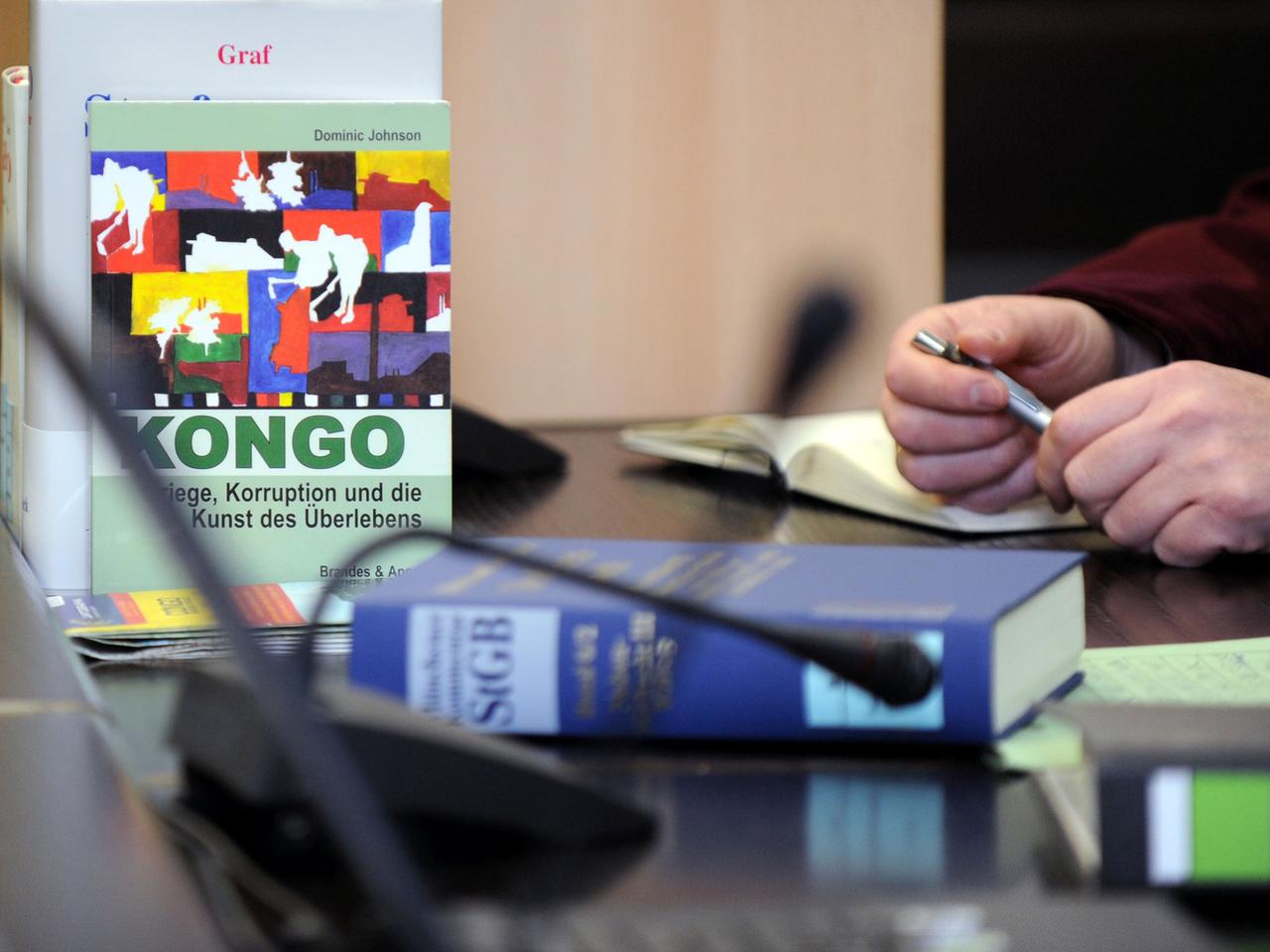 Ein Buch über Kriminalität im Kongo im Oberlandesgericht Stuttgart