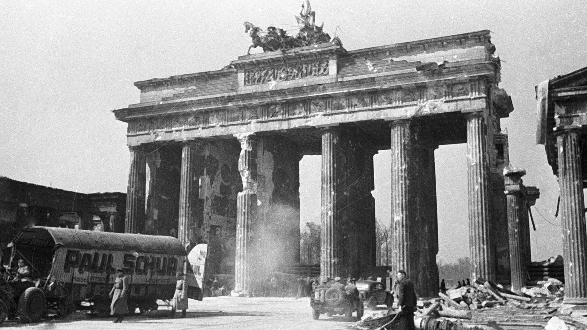 Das stark beschädigte Brandenburger Tor bei Kriegsende.