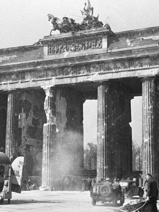 Das stark beschädigte Brandenburger Tor bei Kriegsende.