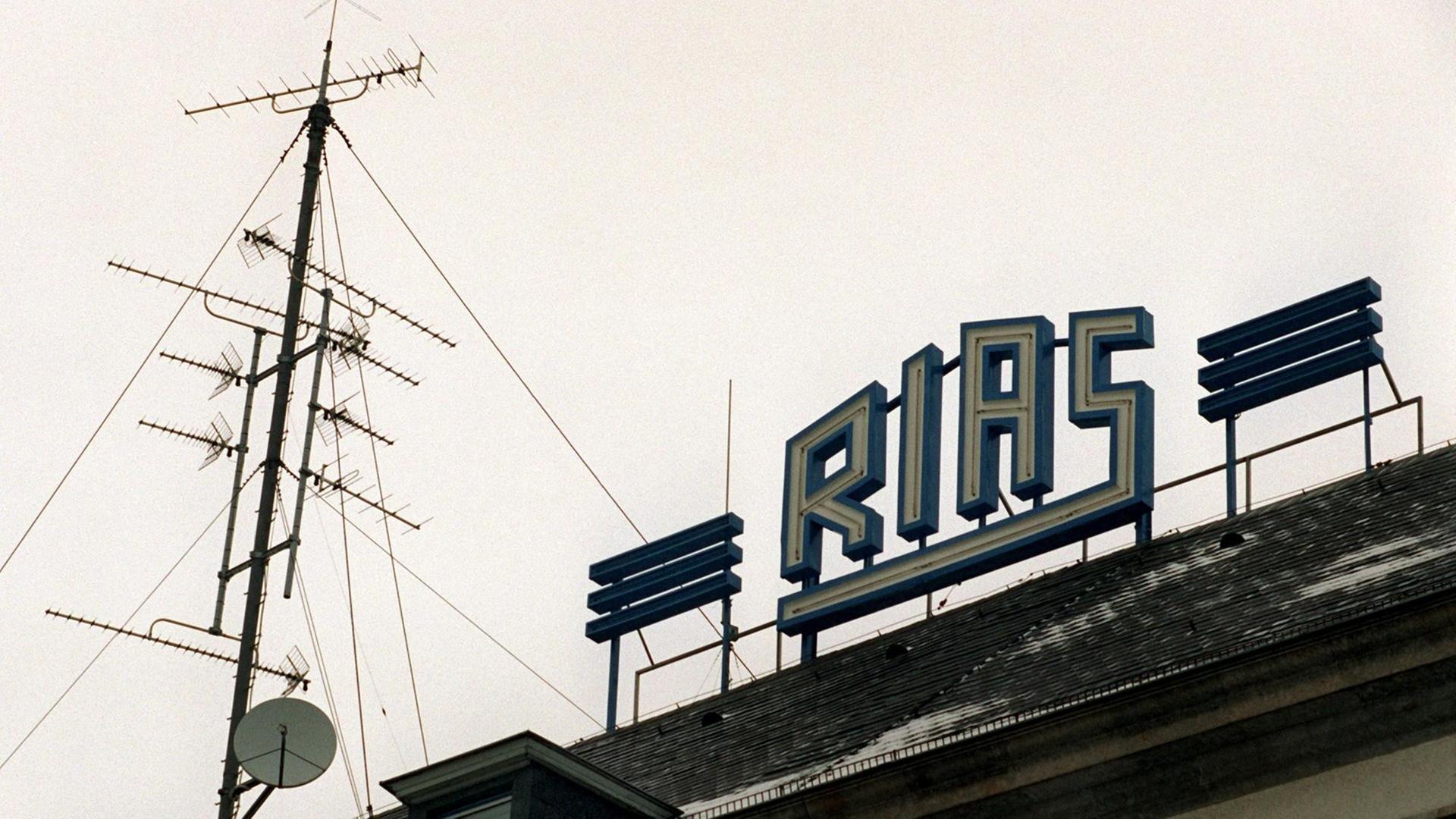 Auf dem Dach des Rundfunkhauses in Berlin-Schöneberg ist das Logo des Senders "RIAS" (Rundfunk im amerikanischen Sektor) angebracht. Der Sender ist inzwischen im "Deutschlandfunk Kultur" aufgegangen.