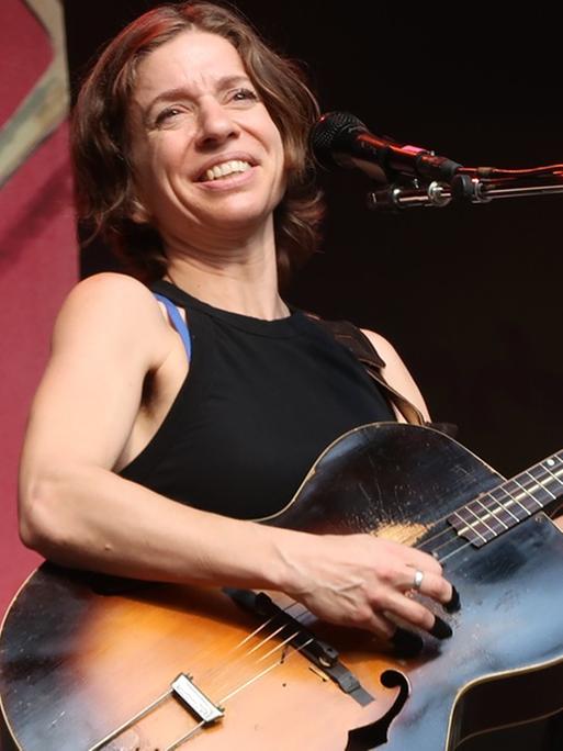 Ani DiFranco beim Abschlusskonzert des Rudolstadt Festivals 2017.