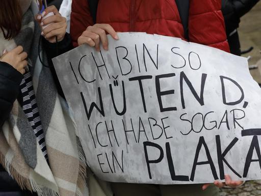 27.09.2019 - Berlin-Mitte: Schüler, Studenten und Klimaaktivisten demonstrieren im Invalidenpark im Regierungsviertel für das Klima, den Klimaschutz und eine bessere und saubere Umwelt. Die Schüler fordern mit ihren allwöchentlichen Protesten den sofortigen Kohleausstieg und eine Klimawende.