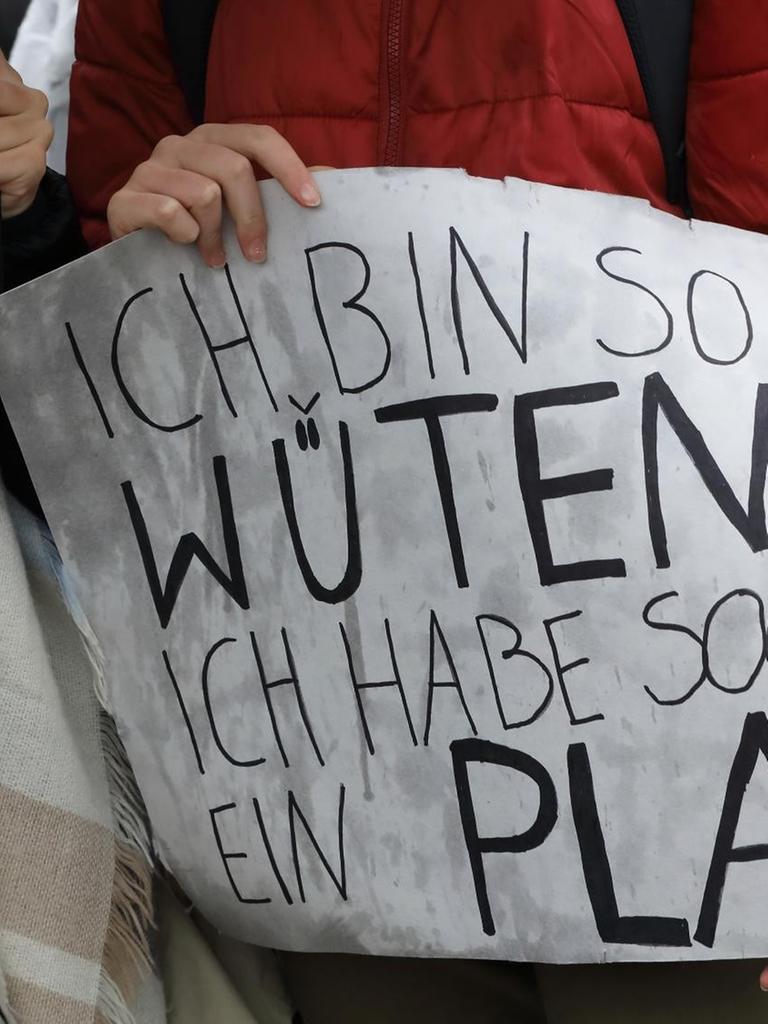 27.09.2019 - Berlin-Mitte: Schüler, Studenten und Klimaaktivisten demonstrieren im Invalidenpark im Regierungsviertel für das Klima, den Klimaschutz und eine bessere und saubere Umwelt. Die Schüler fordern mit ihren allwöchentlichen Protesten den sofortigen Kohleausstieg und eine Klimawende.