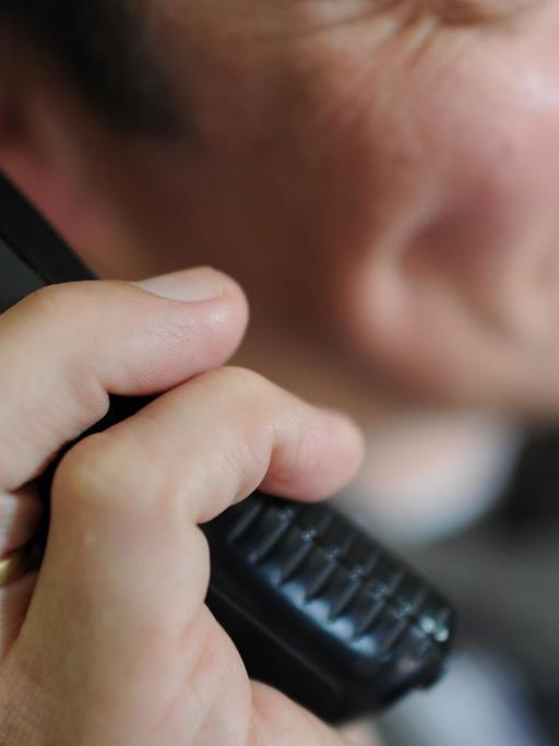 Ein Mitarbeiter der Telefonseelsorge Sylt telefoniert am 14.06.2012 in Westerland auf der Nordseeinsel Sylt. Seit 1986 gibt es die nördlichste und wohl kleinste Telefonseelsorge Deutschlands mit momentan gut 30 Mitarbeitern.