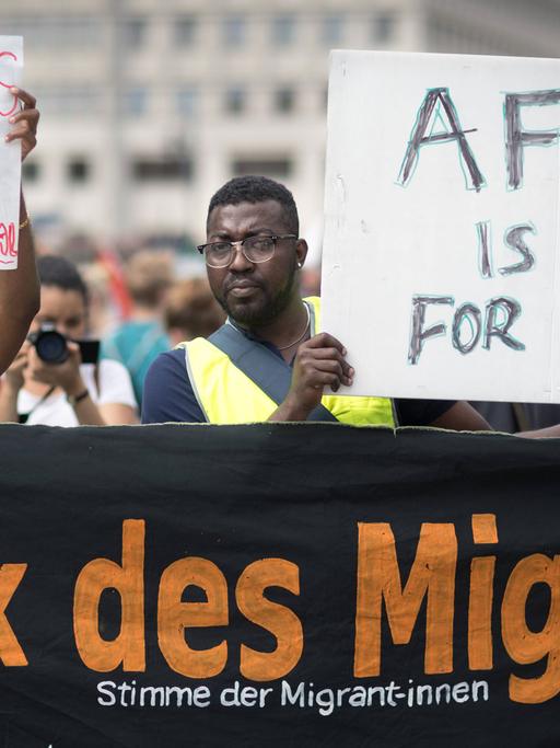 Vor Beginn der G20-Afrika Konferenz am 12.6.2017 wurde dagegen demonstriert. Die Menschen halten ein Schild mit der Aufschrift "Africa is not for sale" hoch. Ein anderes Schild zeigt die Aufschrift "Bewegungsfreiheit für alle – nicht nur fürs Kapital". Auf einem schwarzen Plakat ist außerdem zu lesen "Stimme der Migrant-innen" .