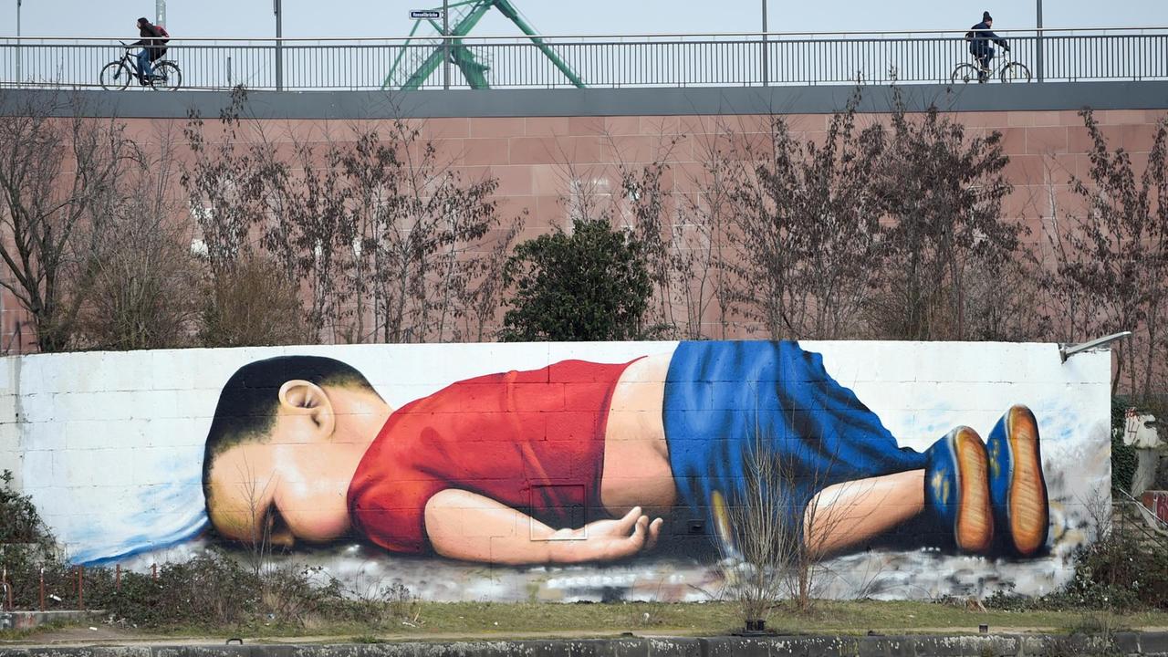 Das erste Aylan-Kurdi-Graffiti in Frankfurt