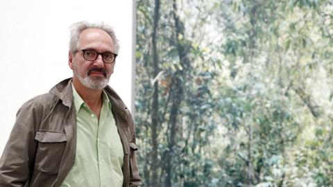 Der Fotograf Thomas Struth steht vor seinem Bild "Paradise 09. XI Shuang Banna, province of Yunnan, China 1999".