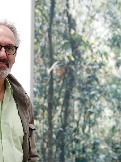 Der Fotograf Thomas Struth steht vor seinem Bild "Paradise 09. XI Shuang Banna, province of Yunnan, China 1999".